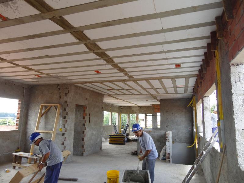 Construção de blocos e vigas de concreto com mão de obra especializada